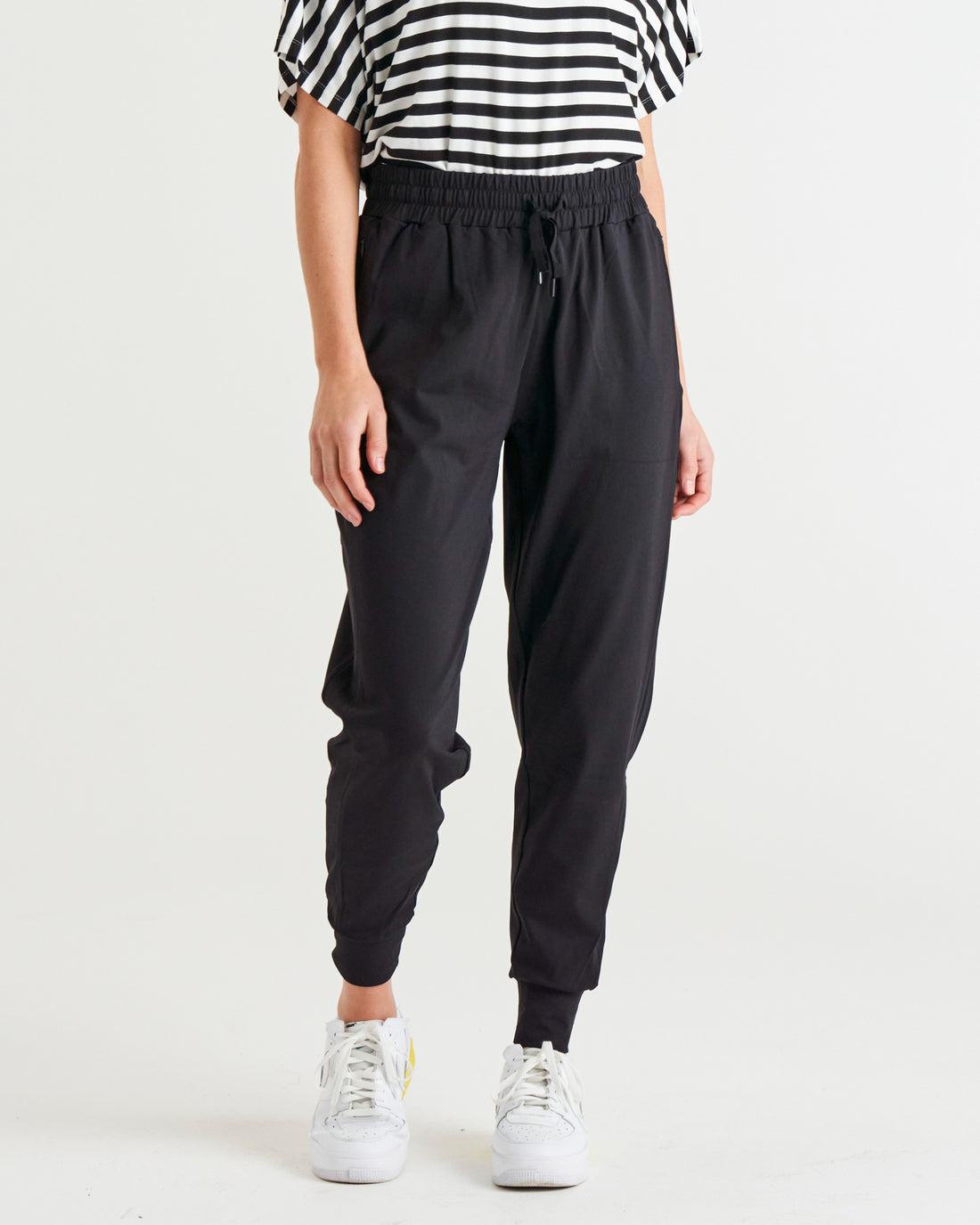 Cara Travel Jogger Black